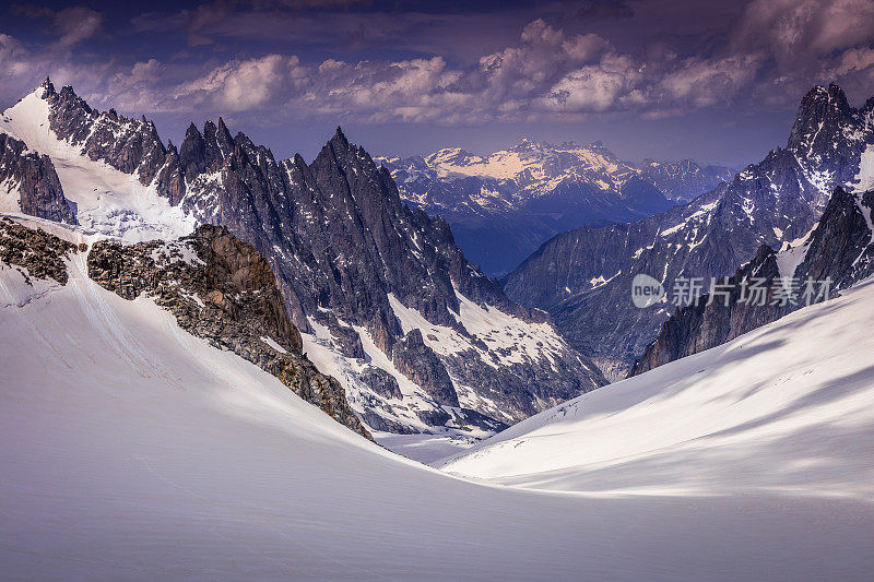 白雪皑皑的Les Drus, vallee Blanche, Mont Blanc Massif和冰川-意大利阿尔卑斯山边